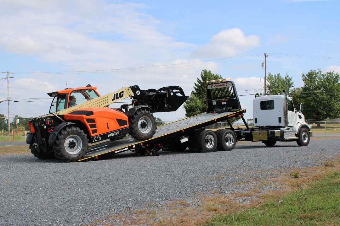 JLG Expands Transport Options With Enhanced Jerr-Dan 15-Ton LP Industrial Carrier