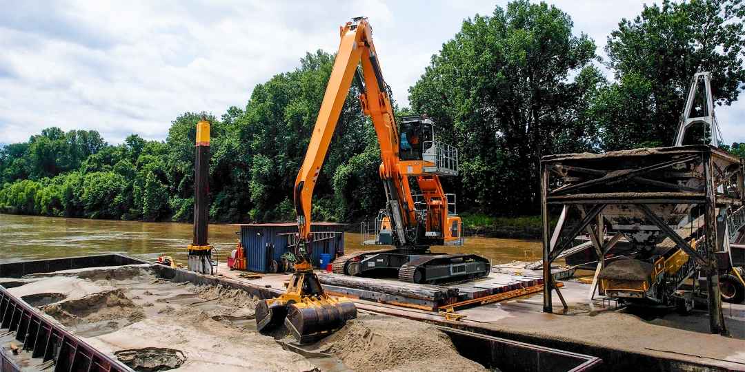 Gateway Dredging Uses Liebherr LH 60 C for River Material Handling